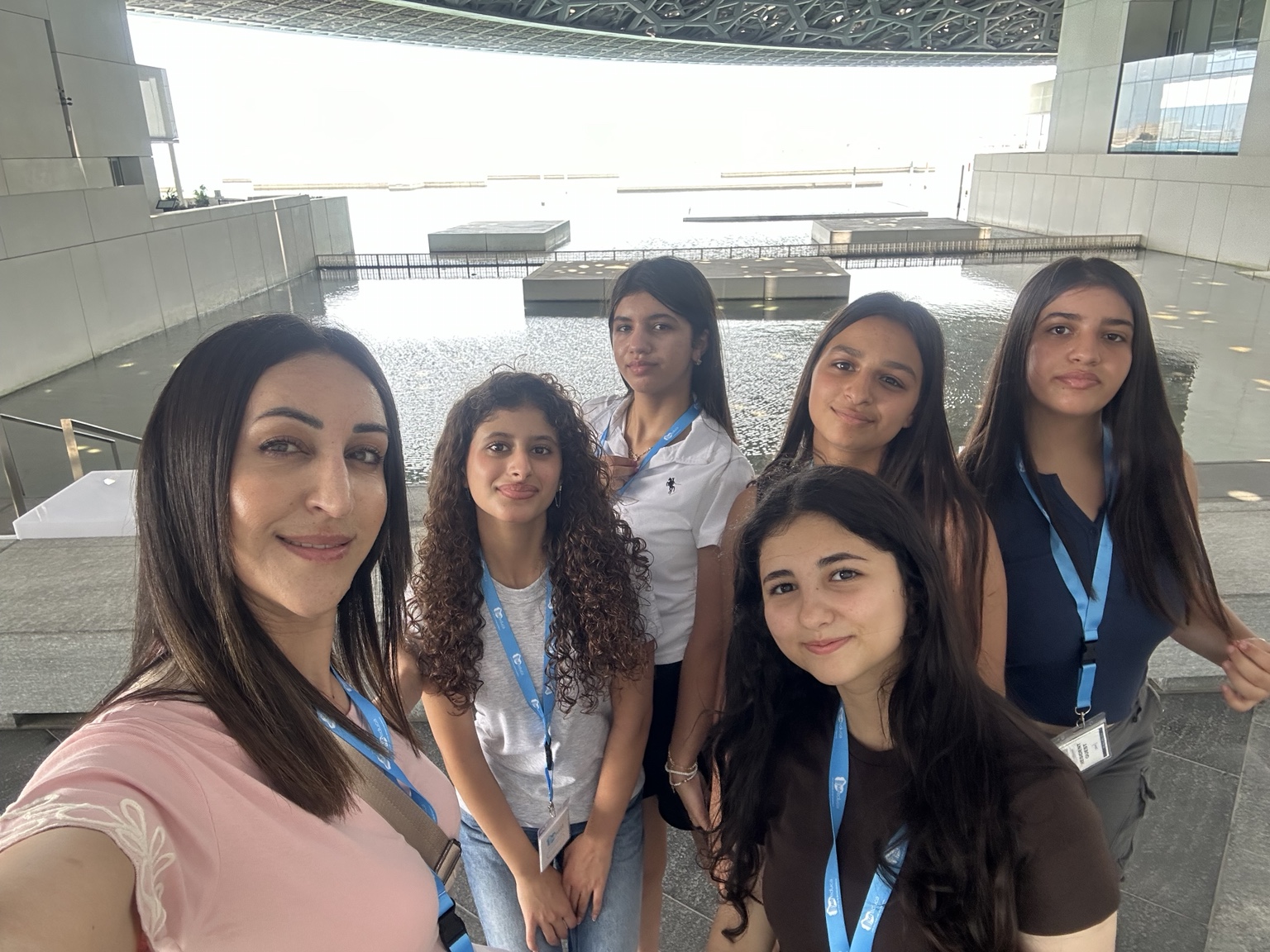 طالبات المخيم في دبي