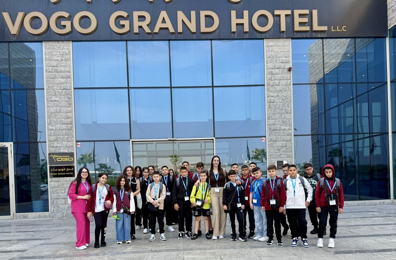 طلاب المخيم أمام فندق VOGO Grand Hotel
